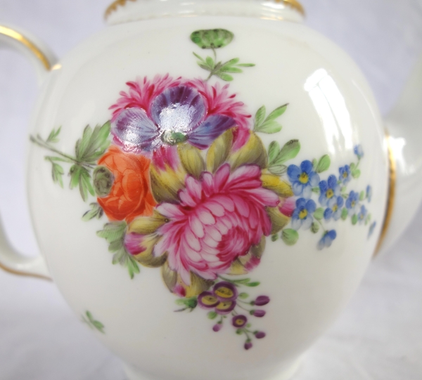 Théière en porcelaine d'époque Louis XVI attribuée à la Manufacture du duc d'Angoulême, vers 1780