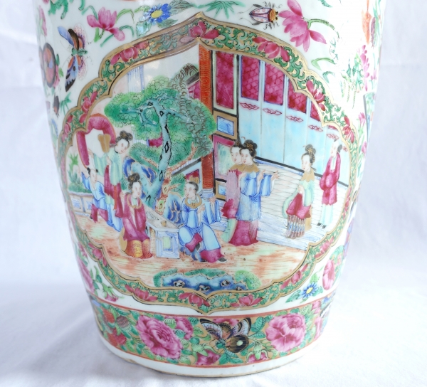 Très grand vase potiche en porcelaine de Canton polychrome et dorée - Chine, XIXe siècle - 65cm