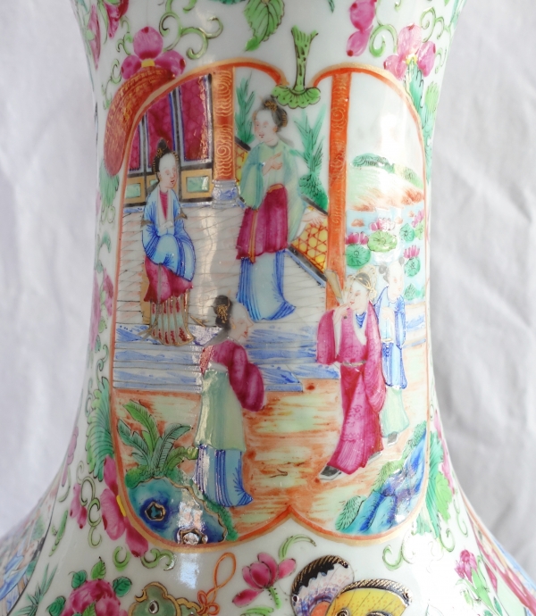 Très grand vase potiche en porcelaine de Canton polychrome et dorée - Chine, XIXe siècle - 65cm