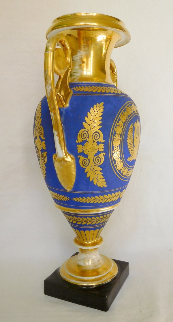 Grand vase à l'antique en porcelaine de Paris bleu et or, époque Empire Restauration