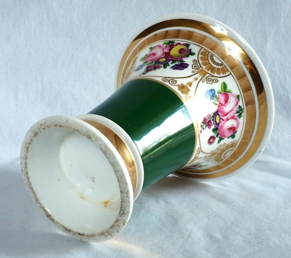 Vase cornet en porcelaine de Paris polychrome et dorée - époque Empire Restauration