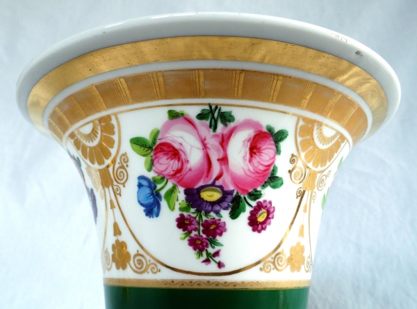 Vase cornet en porcelaine de Paris polychrome et dorée - époque Empire Restauration