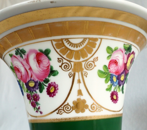 Vase cornet en porcelaine de Paris polychrome et dorée - époque Empire Restauration