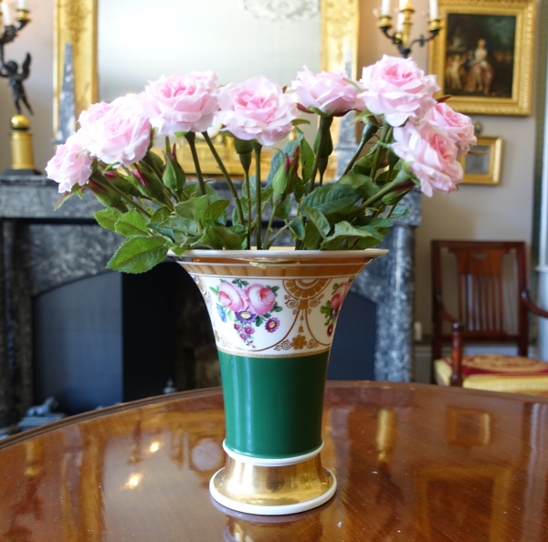 Vase cornet en porcelaine de Paris polychrome et dorée - époque Empire Restauration