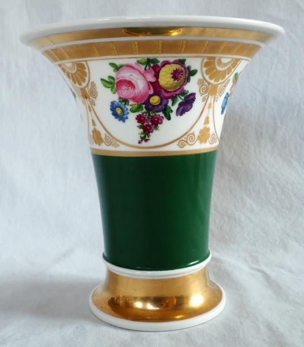 Vase cornet en porcelaine de Paris polychrome et dorée - époque Empire Restauration