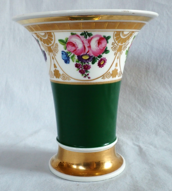 Vase cornet en porcelaine de Paris polychrome et dorée - époque Empire Restauration