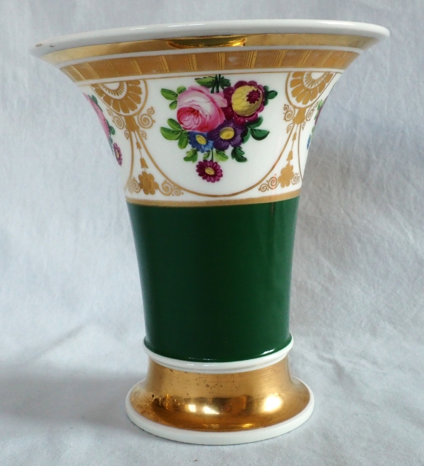 Vase cornet en porcelaine de Paris polychrome et dorée - époque Empire Restauration