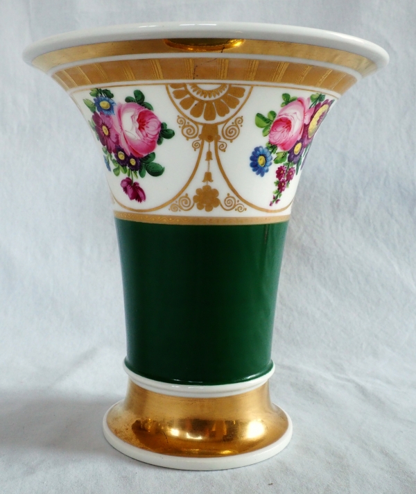 Vase cornet en porcelaine de Paris polychrome et dorée - époque Empire Restauration