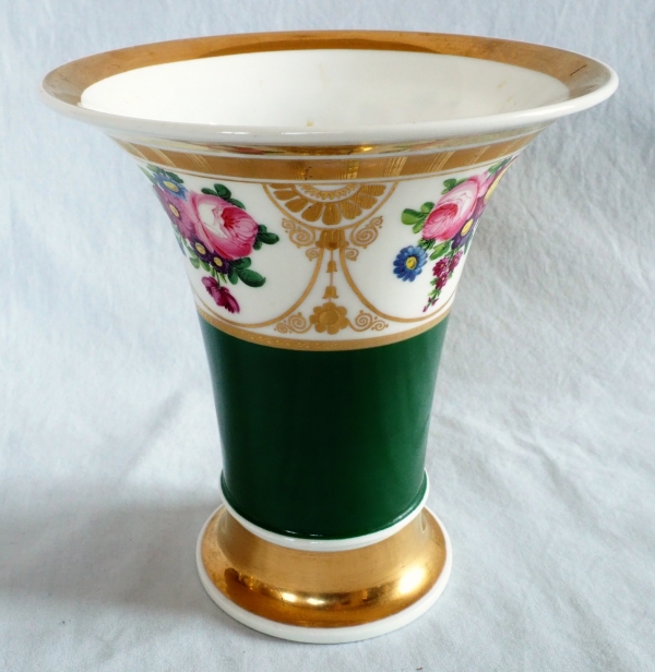Vase cornet en porcelaine de Paris polychrome et dorée - époque Empire Restauration