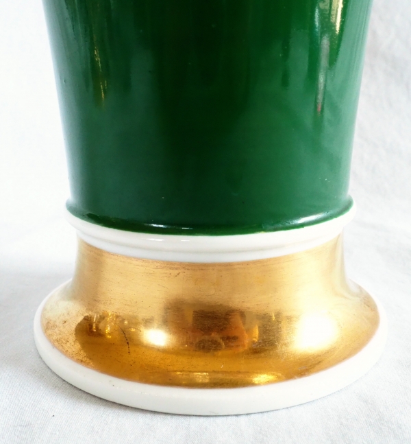 Vase cornet en porcelaine de Paris polychrome et dorée - époque Empire Restauration