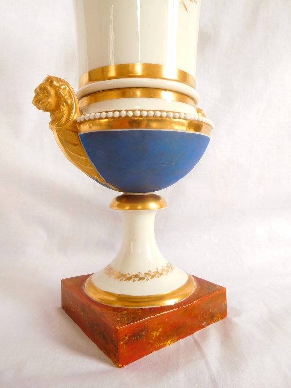 Grand vase à l'antique d'époque Empire en porcelaine de Paris aux lions bleu et or