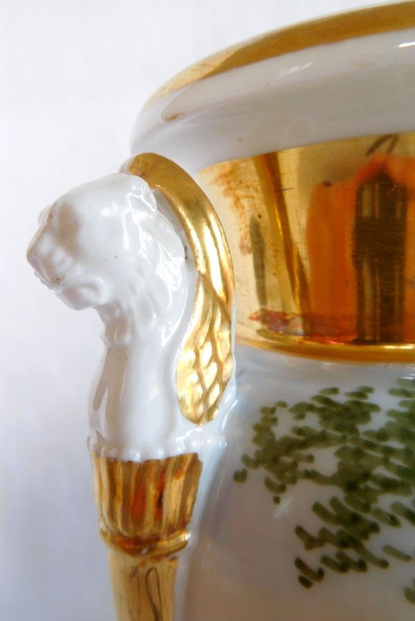 Vase Empire en porcelaine de Paris à anses en bustes de lions ailés - paysages italiens