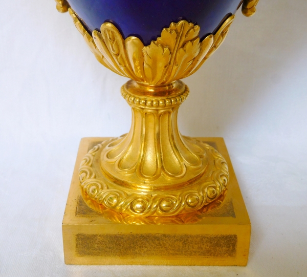 Vase en porcelaine bleu de Sèvres, riche monture Louis XVI aux tritons en bronze doré