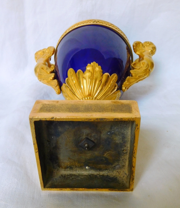 Vase en porcelaine bleu de Sèvres, riche monture Louis XVI aux tritons en bronze doré