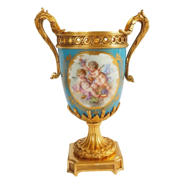 Vase en porcelaine dans le goût de Sèvres, riche monture Louis XVI en bronze doré