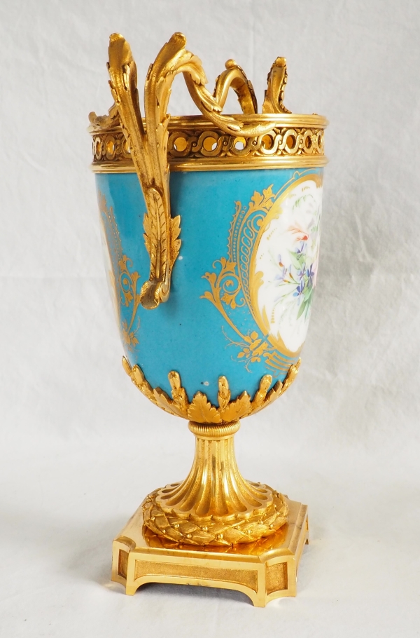 Vase en porcelaine dans le goût de Sèvres, riche monture Louis XVI en bronze doré