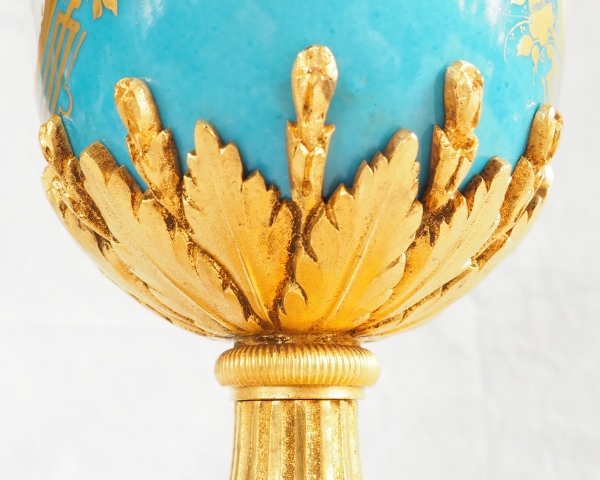 Vase en porcelaine dans le goût de Sèvres, riche monture Louis XVI en bronze doré