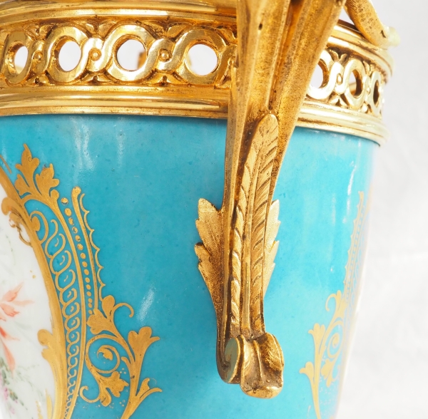 Vase en porcelaine dans le goût de Sèvres, riche monture Louis XVI en bronze doré