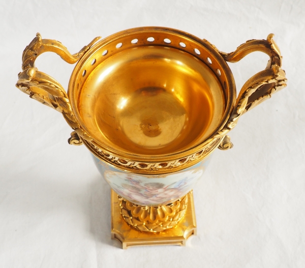 Vase en porcelaine dans le goût de Sèvres, riche monture Louis XVI en bronze doré