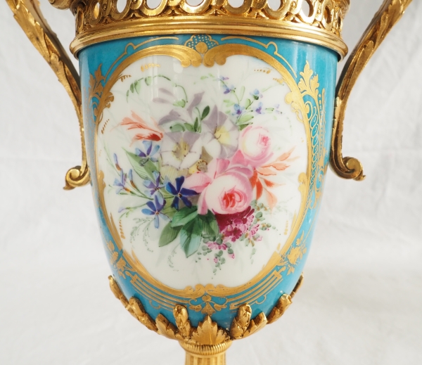 Vase en porcelaine dans le goût de Sèvres, riche monture Louis XVI en bronze doré