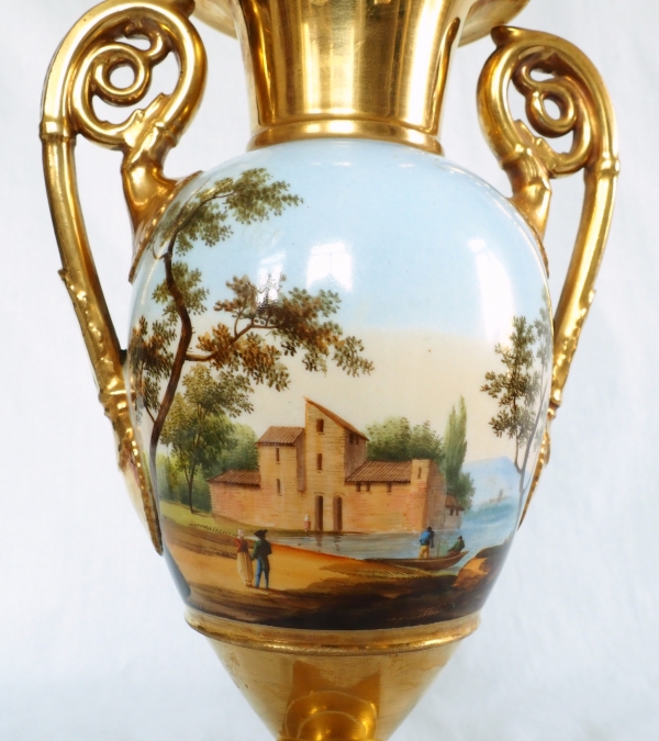 Vase Empire à paysage tournant en porcelaine de Paris, début XIXe siècle - 30cm