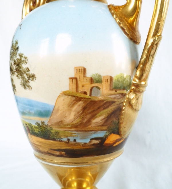 Vase Empire à paysage tournant en porcelaine de Paris, début XIXe siècle - 30cm