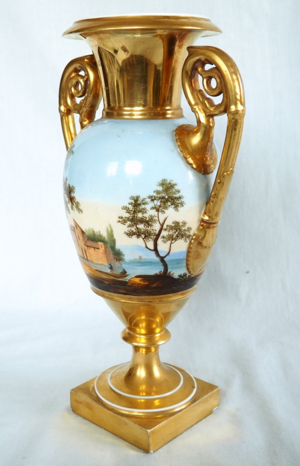 Vase Empire à paysage tournant en porcelaine de Paris, début XIXe siècle - 30cm