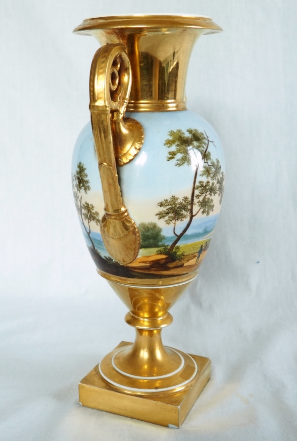 Vase Empire à paysage tournant en porcelaine de Paris, début XIXe siècle - 30cm