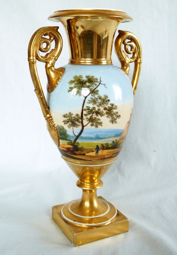 Vase Empire à paysage tournant en porcelaine de Paris, début XIXe siècle - 30cm