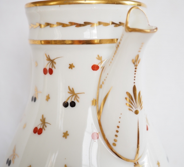 Paris porcelain coffee pot enhanced with fine gold, late 18th century