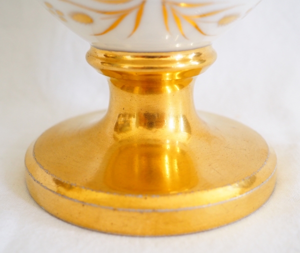 Directoire Paris porcelain coffee pot enhanced with fine gold, late 18th century