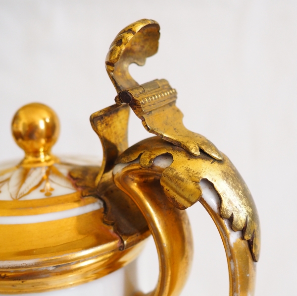 Verseuse / cafetière en porcelaine dorée à charnière bronze, époque Directoire - fin XVIIIe siècle
