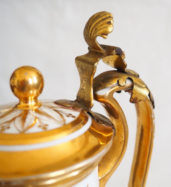 Verseuse / cafetière en porcelaine dorée à charnière bronze, époque Directoire - fin XVIIIe siècle