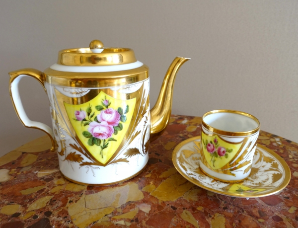 Verseuse, théière en porcelaine de Paris dorée - décor de roses - début XIXe siècle vers 1820