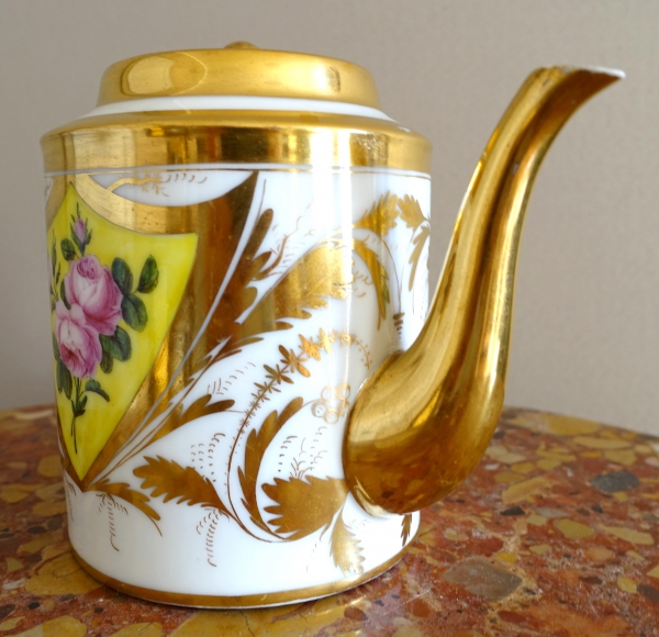 Verseuse, théière en porcelaine de Paris dorée - décor de roses - début XIXe siècle vers 1820
