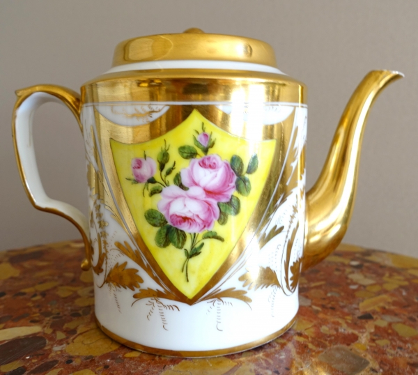 Verseuse, théière en porcelaine de Paris dorée - décor de roses - début XIXe siècle vers 1820