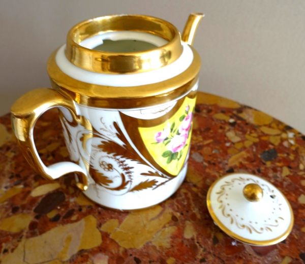Verseuse, théière en porcelaine de Paris dorée - décor de roses - début XIXe siècle vers 1820