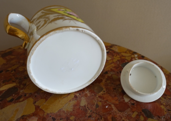 Verseuse, théière en porcelaine de Paris dorée - décor de roses - début XIXe siècle vers 1820