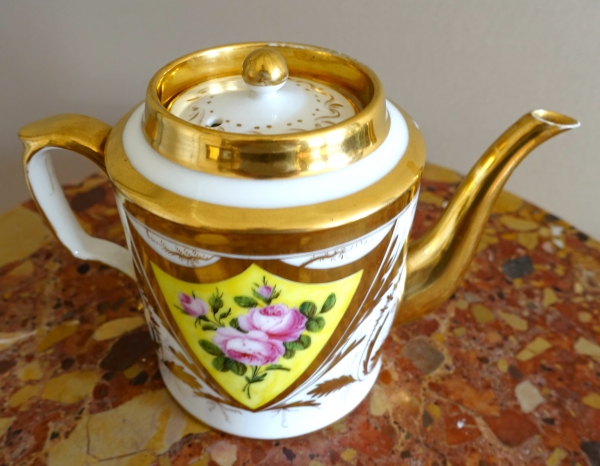Verseuse, théière en porcelaine de Paris dorée - décor de roses - début XIXe siècle vers 1820