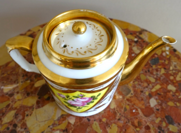 Verseuse, théière en porcelaine de Paris dorée - décor de roses - début XIXe siècle vers 1820