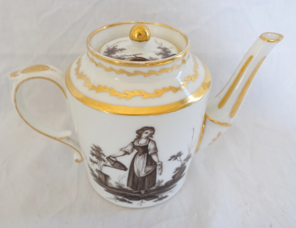 Empire Paris porcelain teapot enhanced with a gilt and grey tones pattern - early 19th century