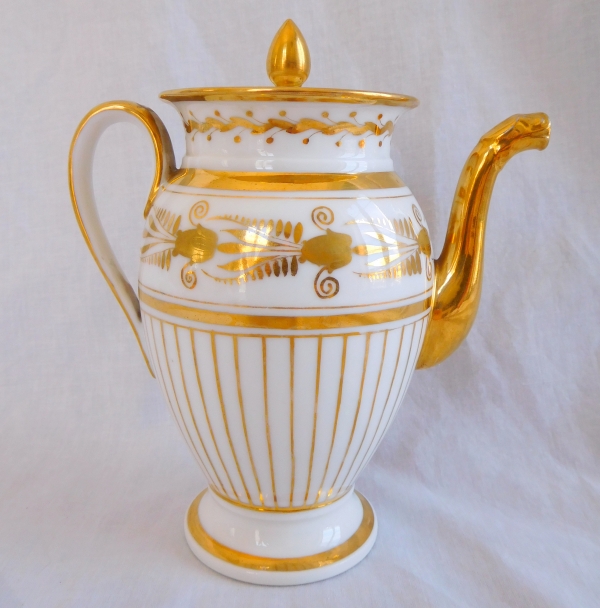 Verseuse théière Empire en porcelaine de Paris dorée à l'or fin, époque Restauration Charles X