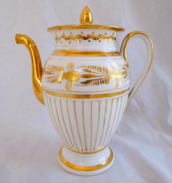 Verseuse théière Empire en porcelaine de Paris dorée à l'or fin, époque Restauration Charles X