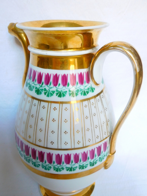 Paris porcelain coffee pot enhanced with fine gold, early-19th century