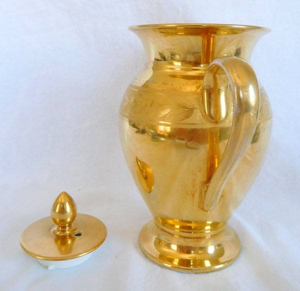 Paris porcelain teapot enhanced with fine gold, early 19th century