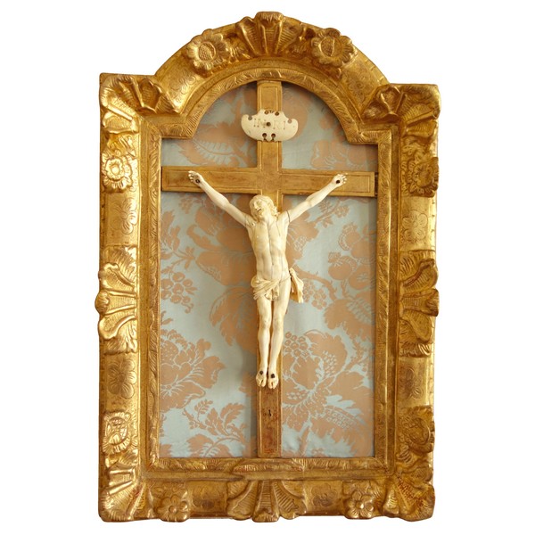 Grand Christ en ivoire, cadre en bois doré, époque Louis XIV Régence - début XVIIIe siècle