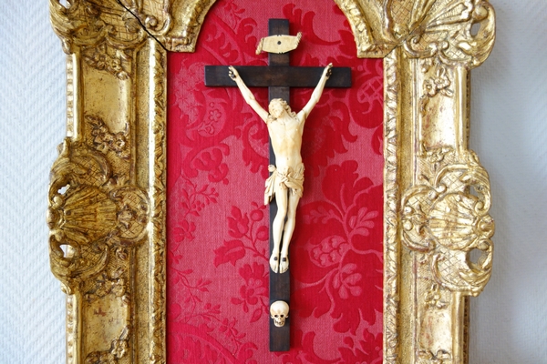 Christ en ivoire, crucifix de fond de lit d'époque XVIIIe siècle - bois sculpté et doré à l'or fin