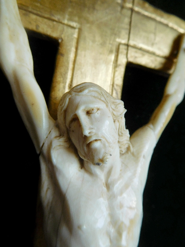 Christ d'époque Louis XIV, cadre en bois doré - époque début XVIIIe siècle