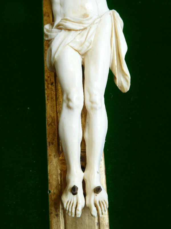Christ d'époque Louis XIV, cadre en bois doré - époque début XVIIIe siècle