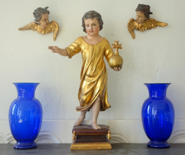 Paire de bustes d'anges ailés, travail baroque du XVIIIe siècle - bois polychrome et doré
